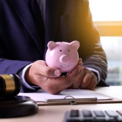 Почему нужно выбирать платного адвоката