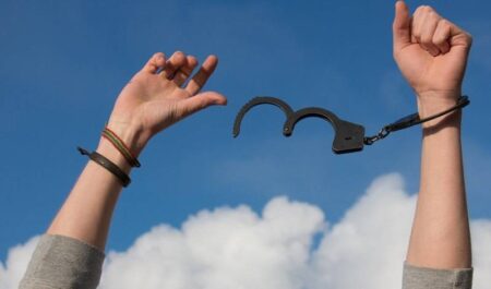 Отмена постановления суда и освобождение из-под стражи